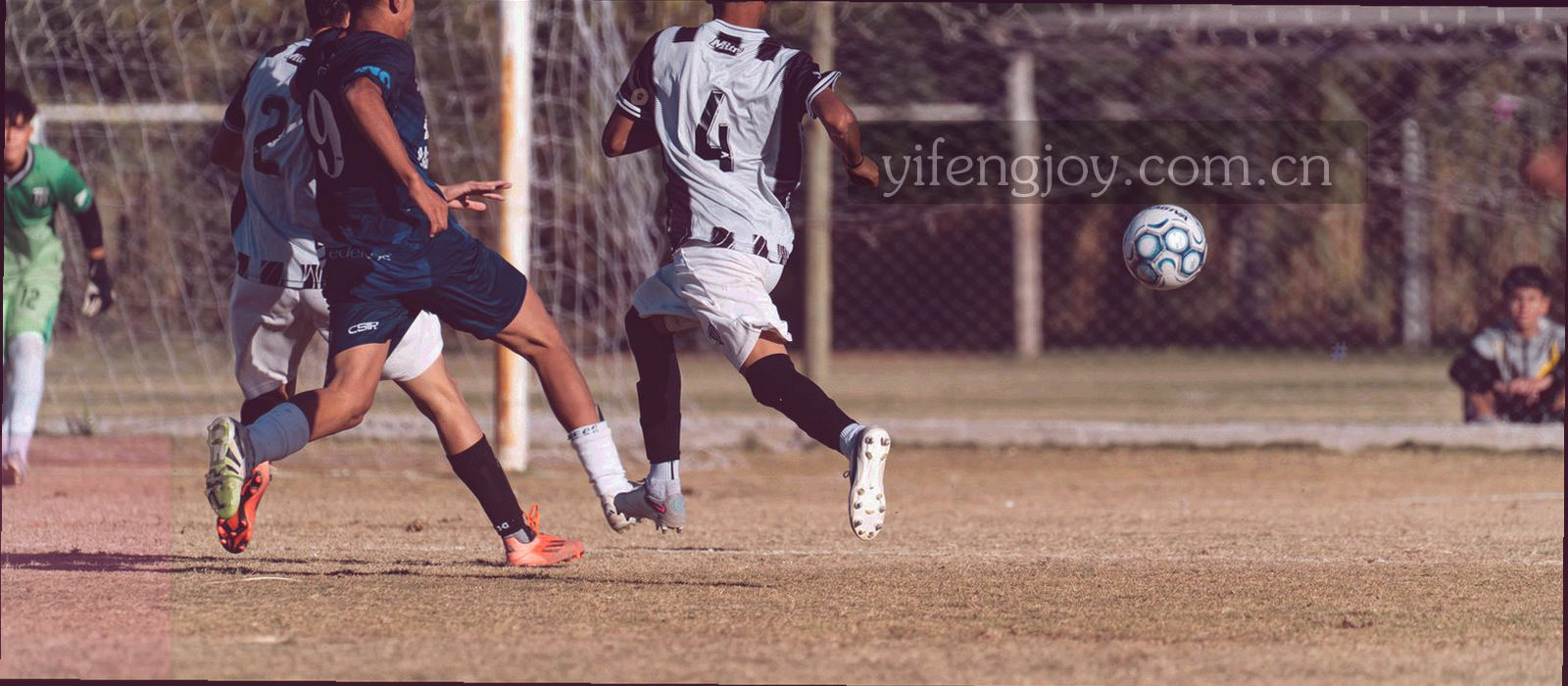 深色背景上多条青色发光曲线向一点汇聚，构成通道状的抽象图形
